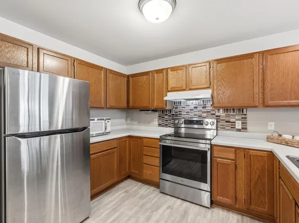 191 Bur Oak LANE #B, Grafton, WI 53024