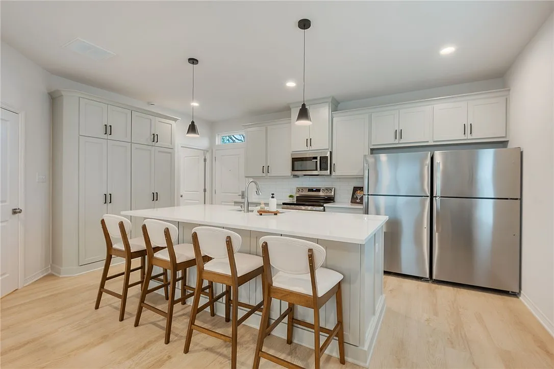 6 bed, 6.5 bath, 2446 sqft, $4,950 — Photo 3