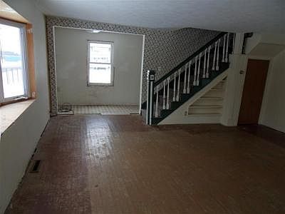 2nd image of 105 W Southeastern St