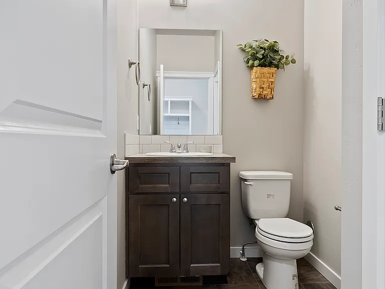 928 Crestview Dr — Photo 12
