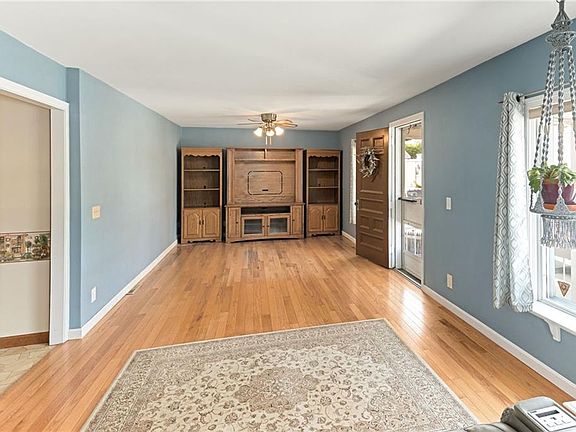 4th image of 82 Owen Ave