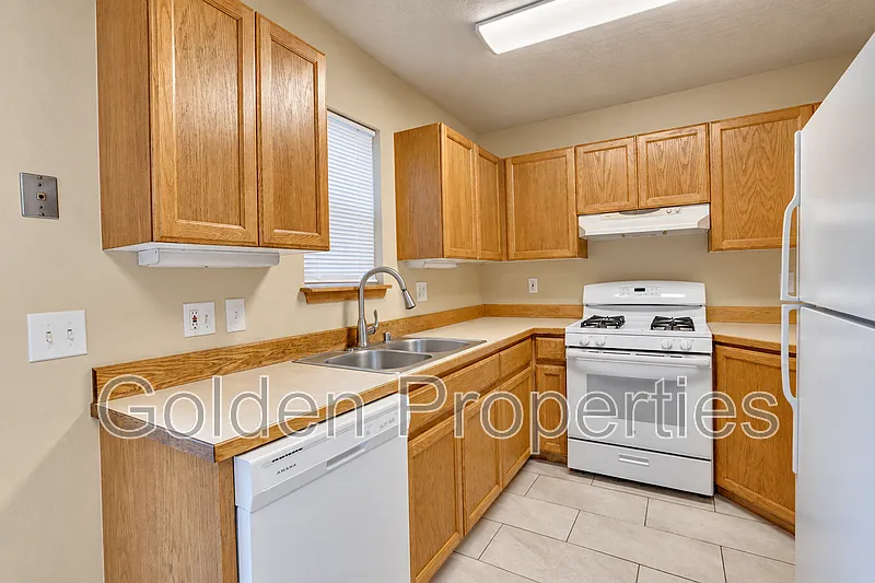 2 bed, 1.5 bath, 900 sqft, $1,795 — Photo 2
