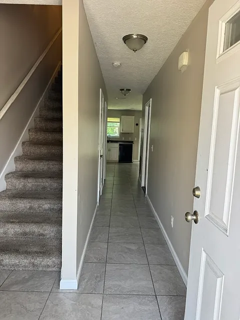 3 bed, 1200 sqft, $1,700 — Photo 2