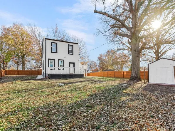 617 N 8th St, Leavenworth, KS 66048