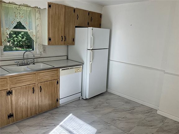 3rd image of 50 Golf Ave