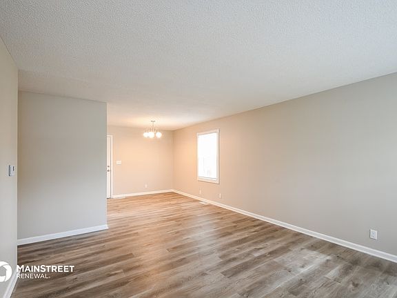 5th image of 442 Woodview Dr