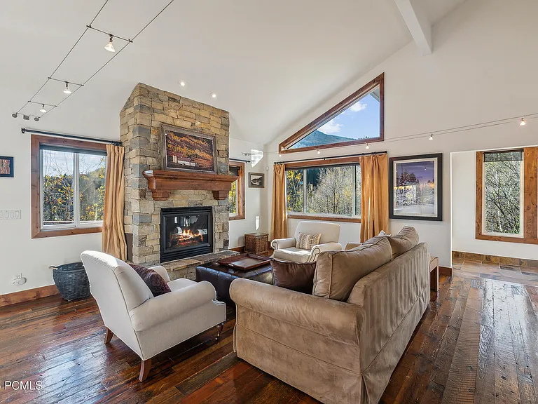 7240 Buckboard Dr — Photo 5
