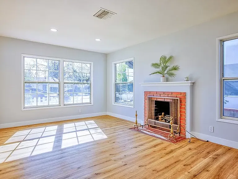 6621 Lindley Ave — Photo 2