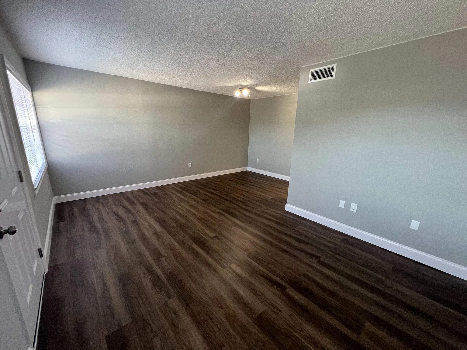 1 bed, 1.0 bath, 700 sqft, $1,599 — Photo 2
