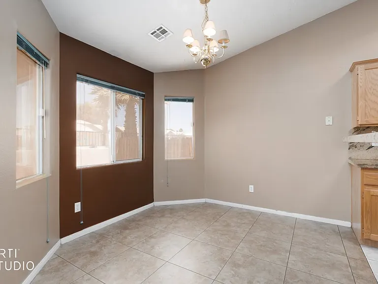 553 Emperor Ln — Photo 13