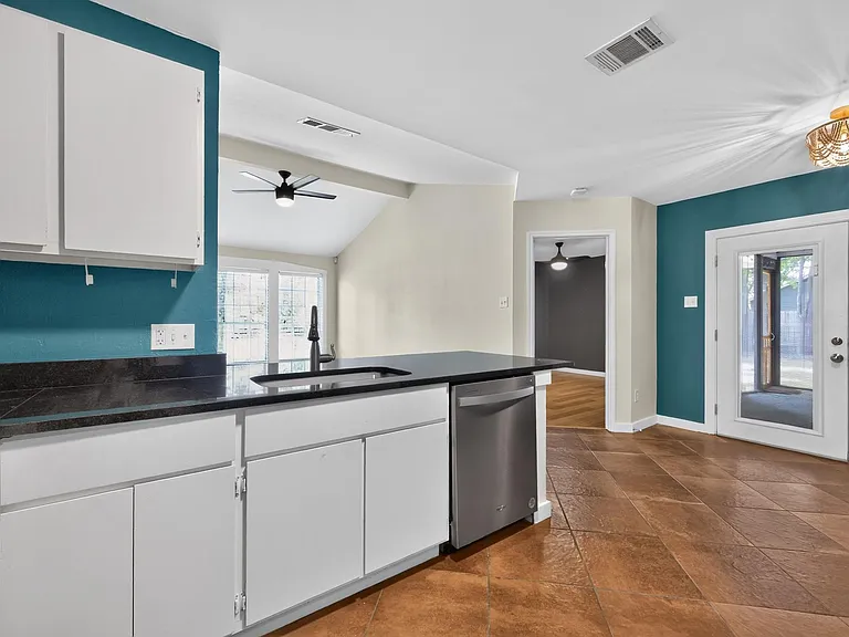 801 Kavanagh Dr — Photo 9