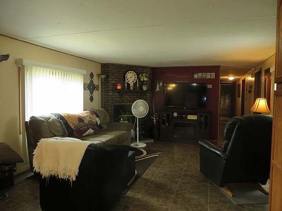 3rd image of 108 Buffalo St W