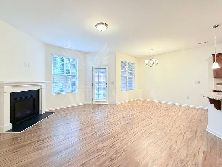 907 Saratoga Dr — Photo 12