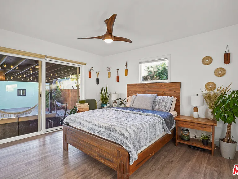 14828 Saticoy St — Photo 15