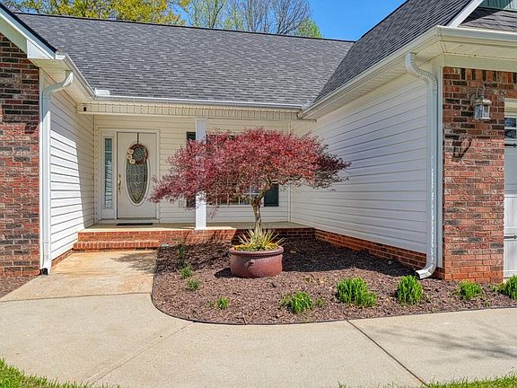 2nd image of 860 Thackston Dr