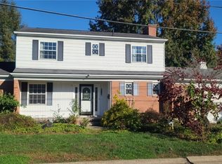 1562 Gene St, Belpre, OH 45714