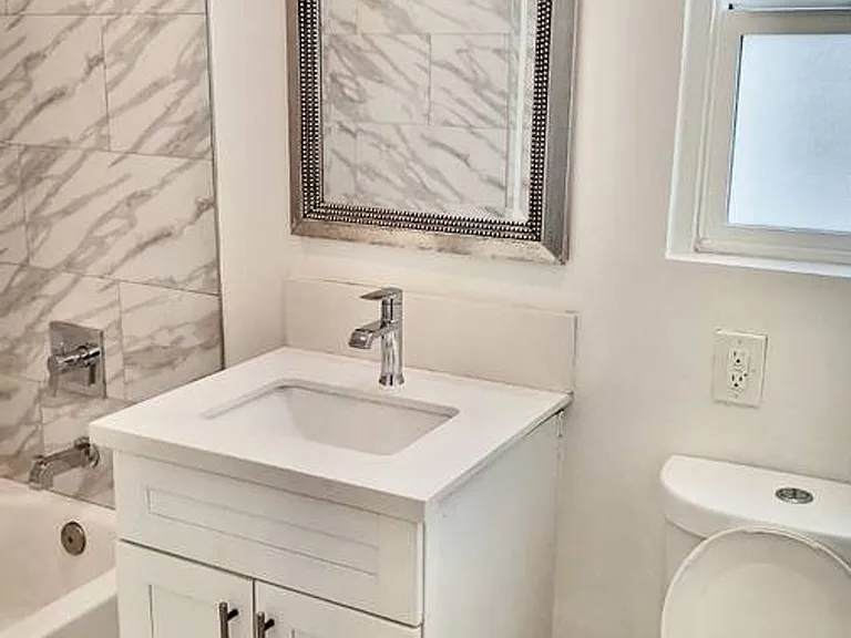 Move In Special $153 Dollars Off For The 1st 3 Months. Remodeled 3 Bedroom 1.5 Bath 2nd Floor Unit. — Photo 3