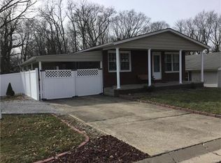 2 Geneva Dr, Highland, IL 62249