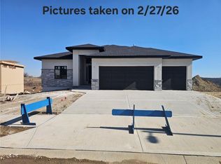 11271 S Sunray Dr, Olathe, KS 66061