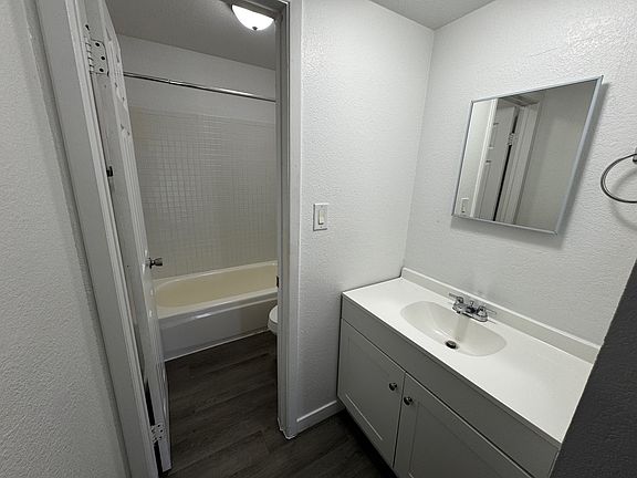 4th image of 2605 Sherwood St APT L