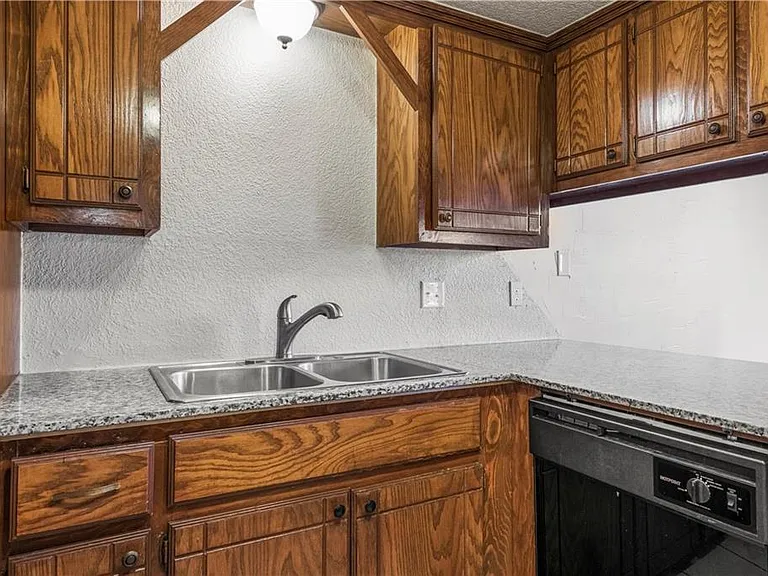505 Crestview — Photo 7