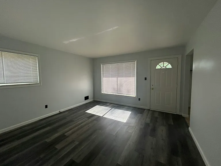 4987 Roosevelt Blvd — Photo 6