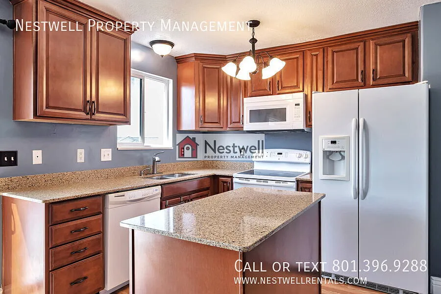 Gorgeous 5-bed Home in Clearfield — Photo 3