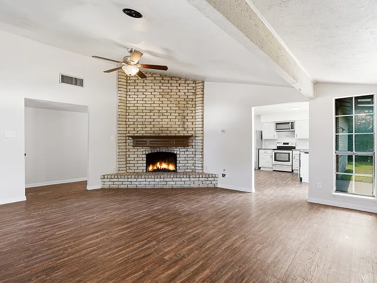 2711 Treeview Dr — Photo 6