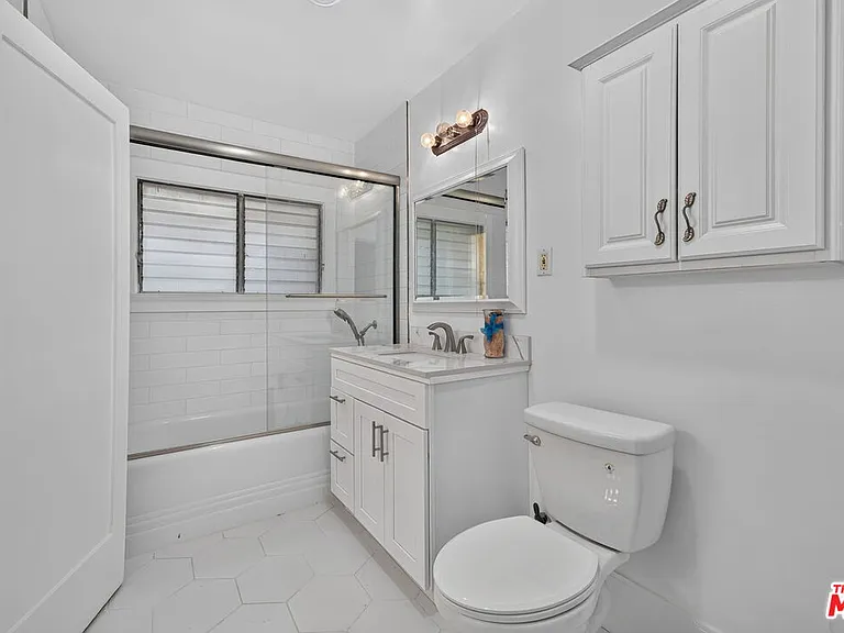 2215 W 21st St — Photo 37