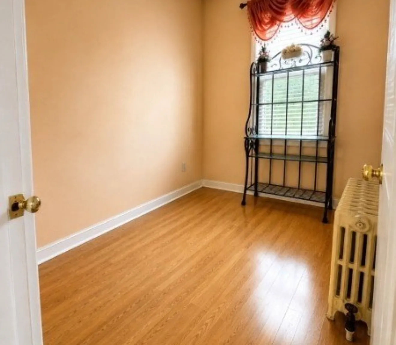 3 bed, 900 sqft, $2,350 — Photo 3