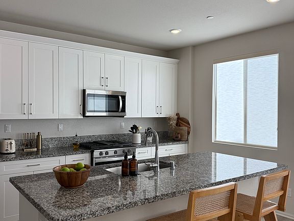 3rd image of 36437 Ambleside Ave