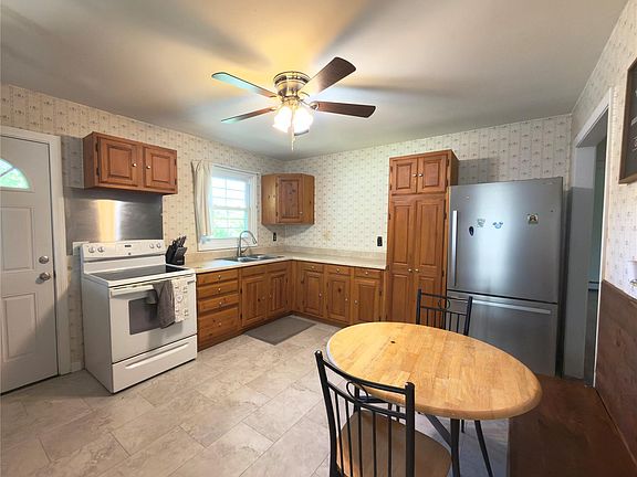 3rd image of 52 Holt Road