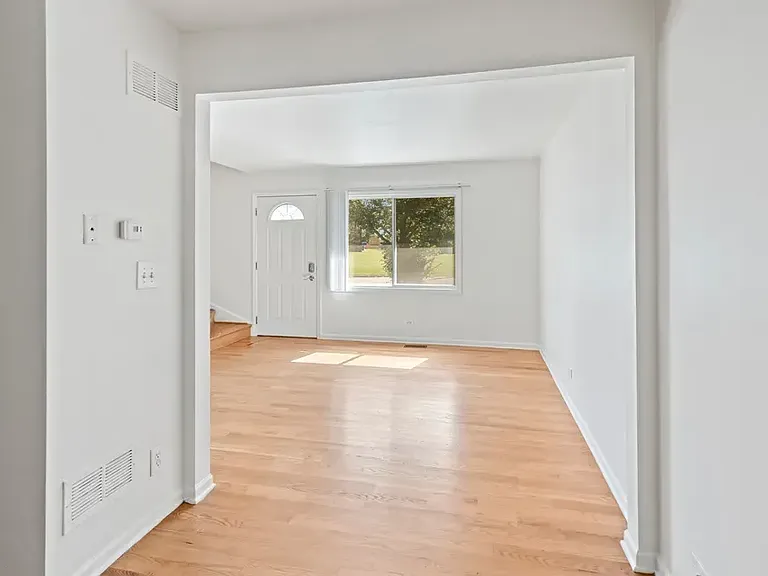 112 Surrey Dr — Photo 4
