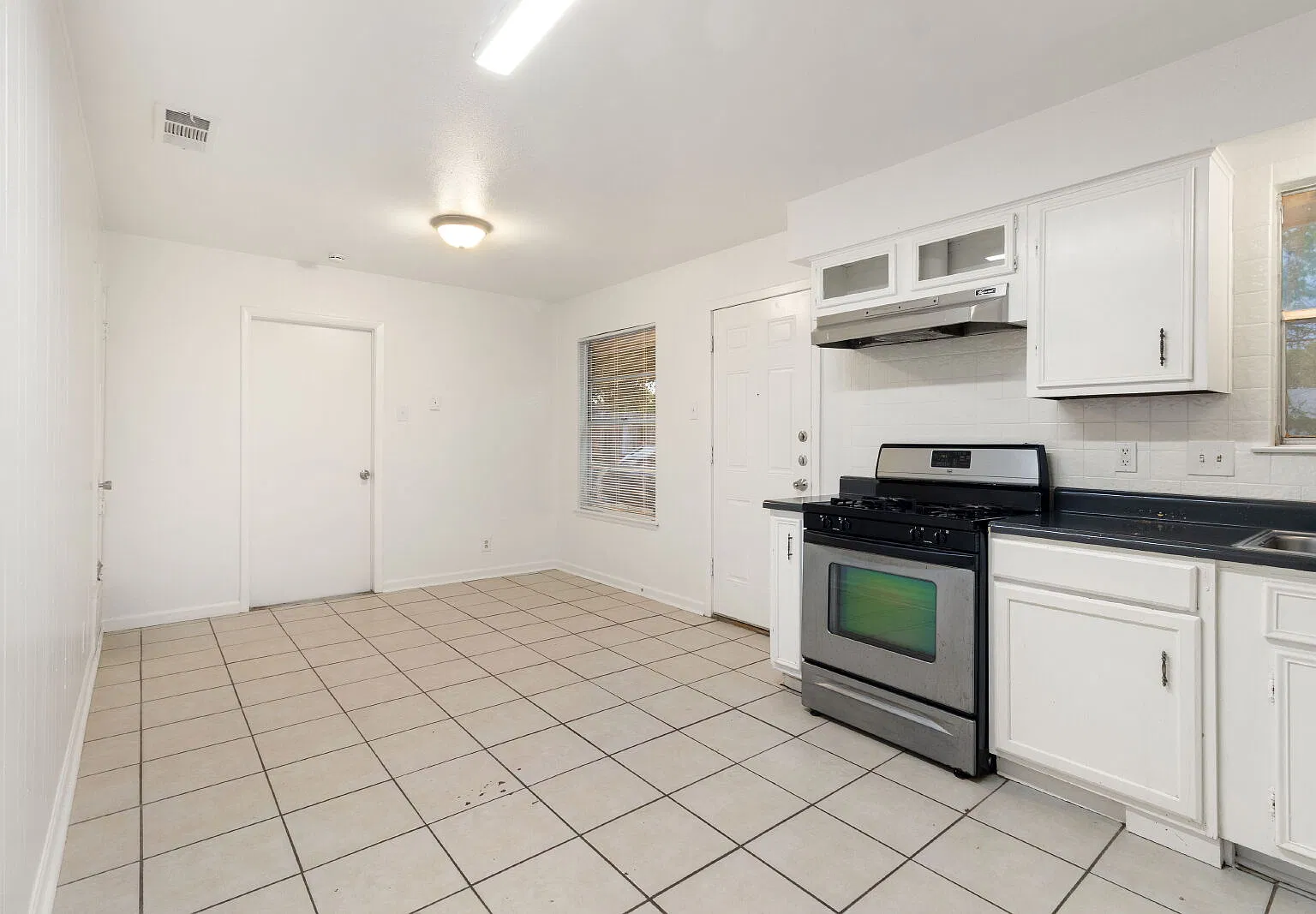 3 bed, 2.0 bath, 1020 sqft, $1,300 — Photo 3
