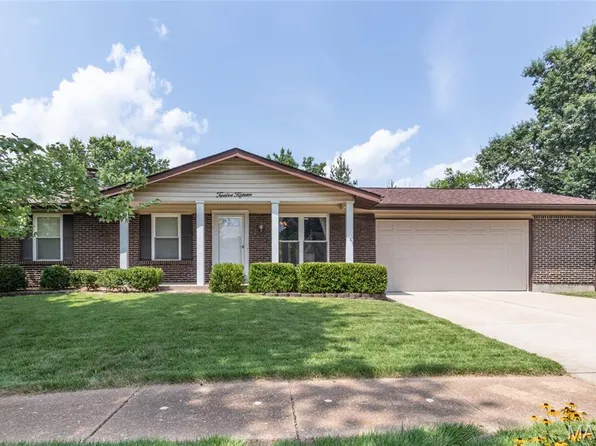 1215 Derbyshire Dr, Ballwin, MO 63021