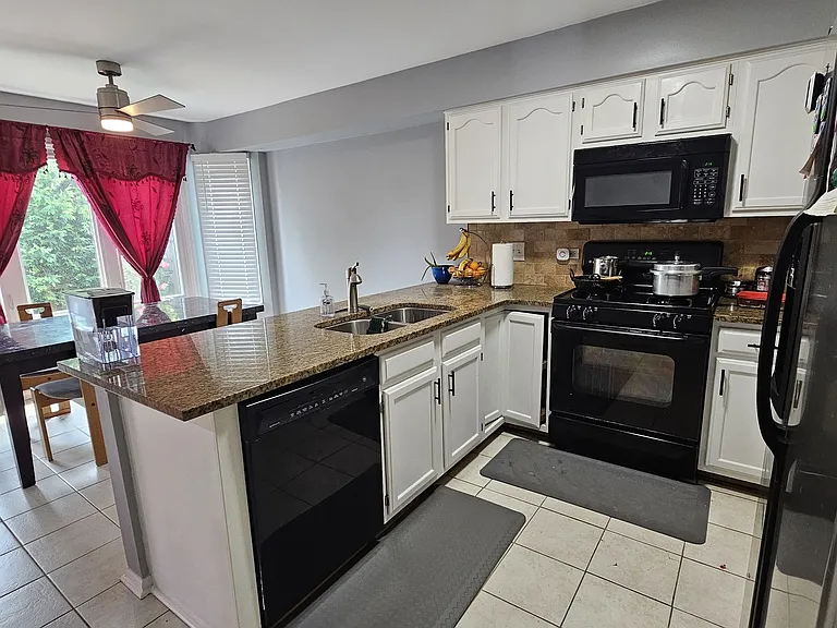 121 Hampton Ave — Photo 7