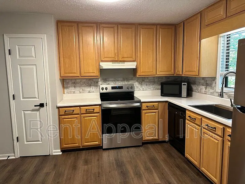3 bed, 2.0 bath, 1832 sqft, $2,095 — Photo 2