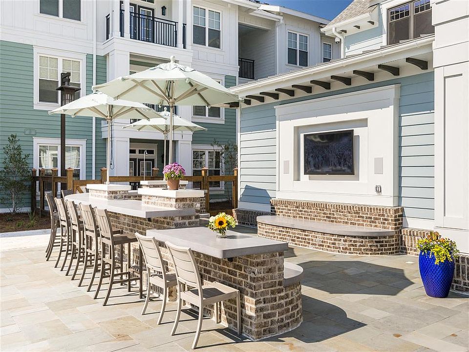 Poolside TV Lounge & Grilling Station