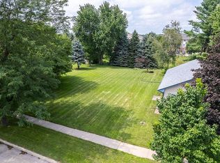 810 Sandusky Dr, Iowa City, IA 52240