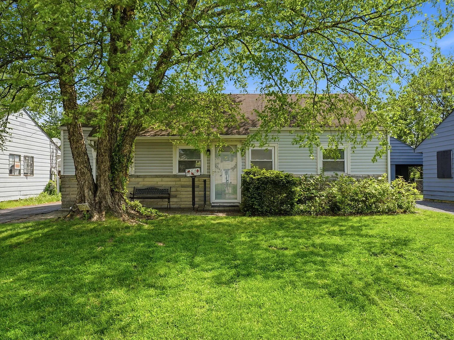 4 bed, 1.0 bath, 1104 sqft, $1,750 — Photo 1