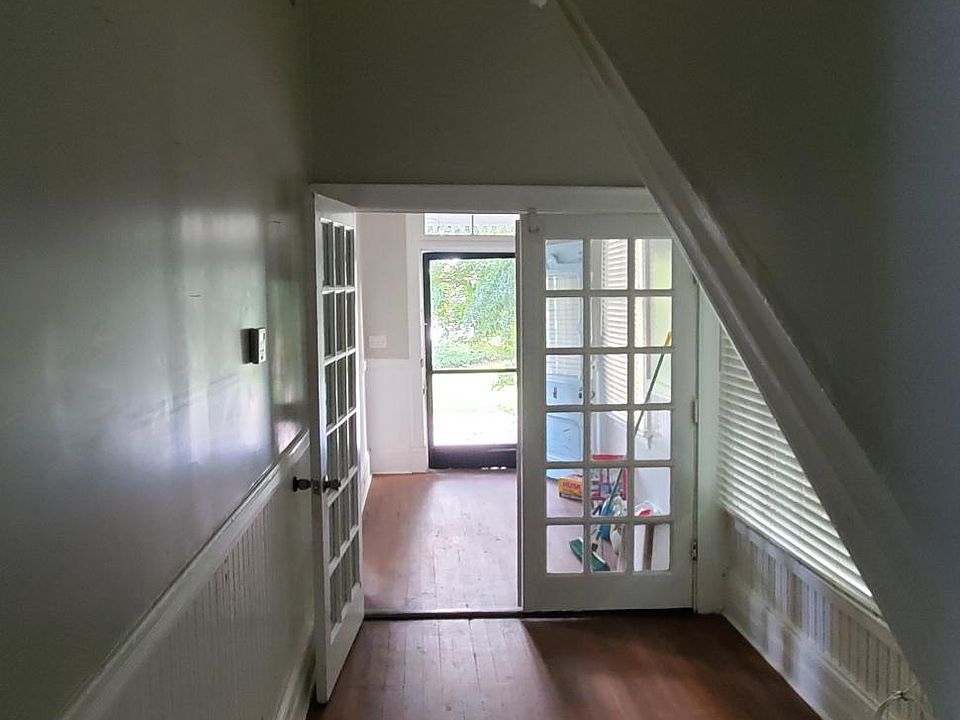 Small hall between the kitchen and foyer.