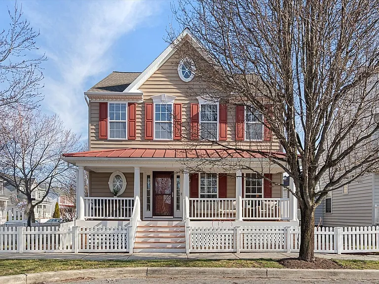 301 Adelaide Dr — Photo 2