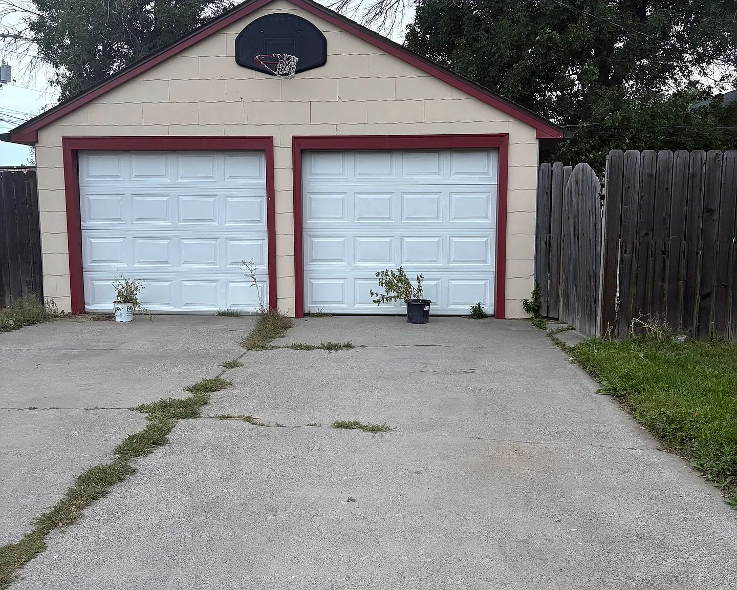 Centrally located 2 bed 1 bath upper level duplex — Photo 3