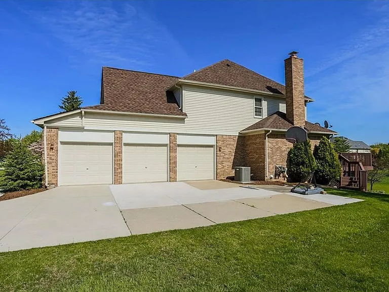 9140 Countrywood Dr — Photo 2