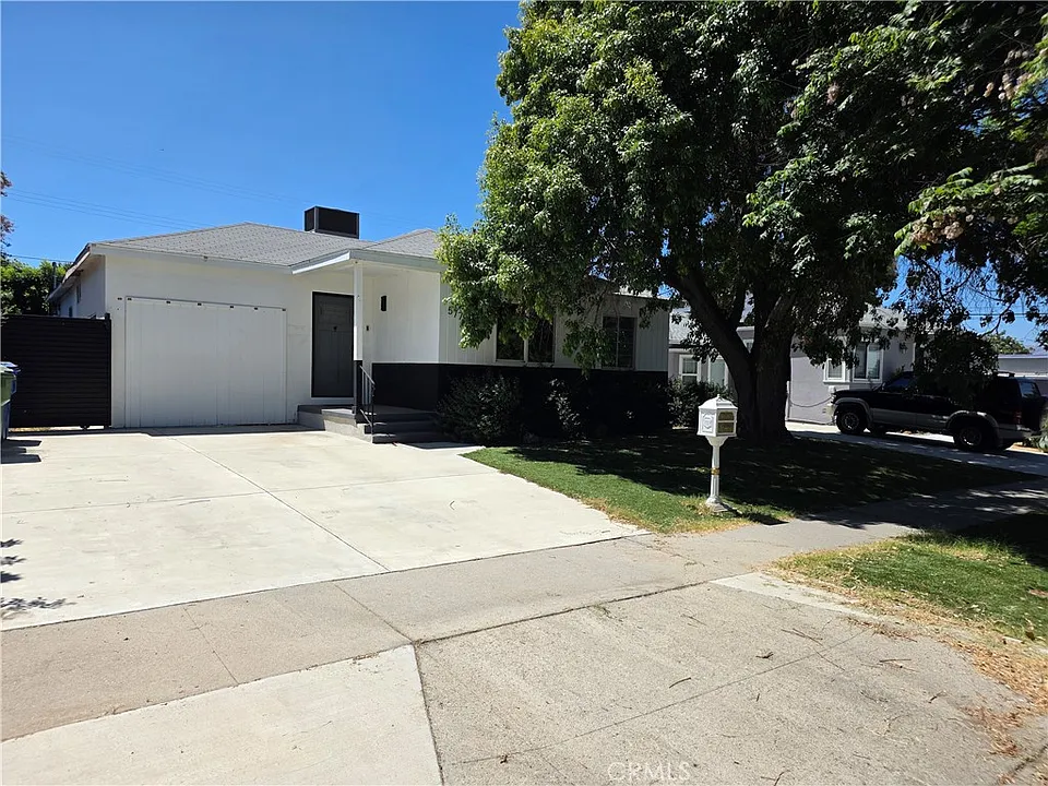 5779 Enfield Ave