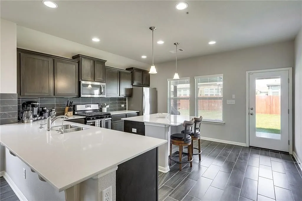 3 bed, 2.0 bath, 1866 sqft, $2,350 — Photo 2