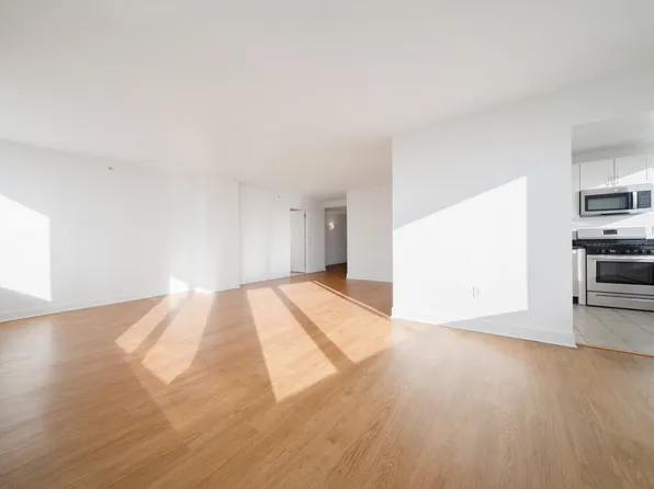 160 Riverside Boulevard image 5 of 17