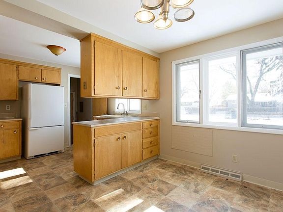 4th image of 2608 Clark Ave