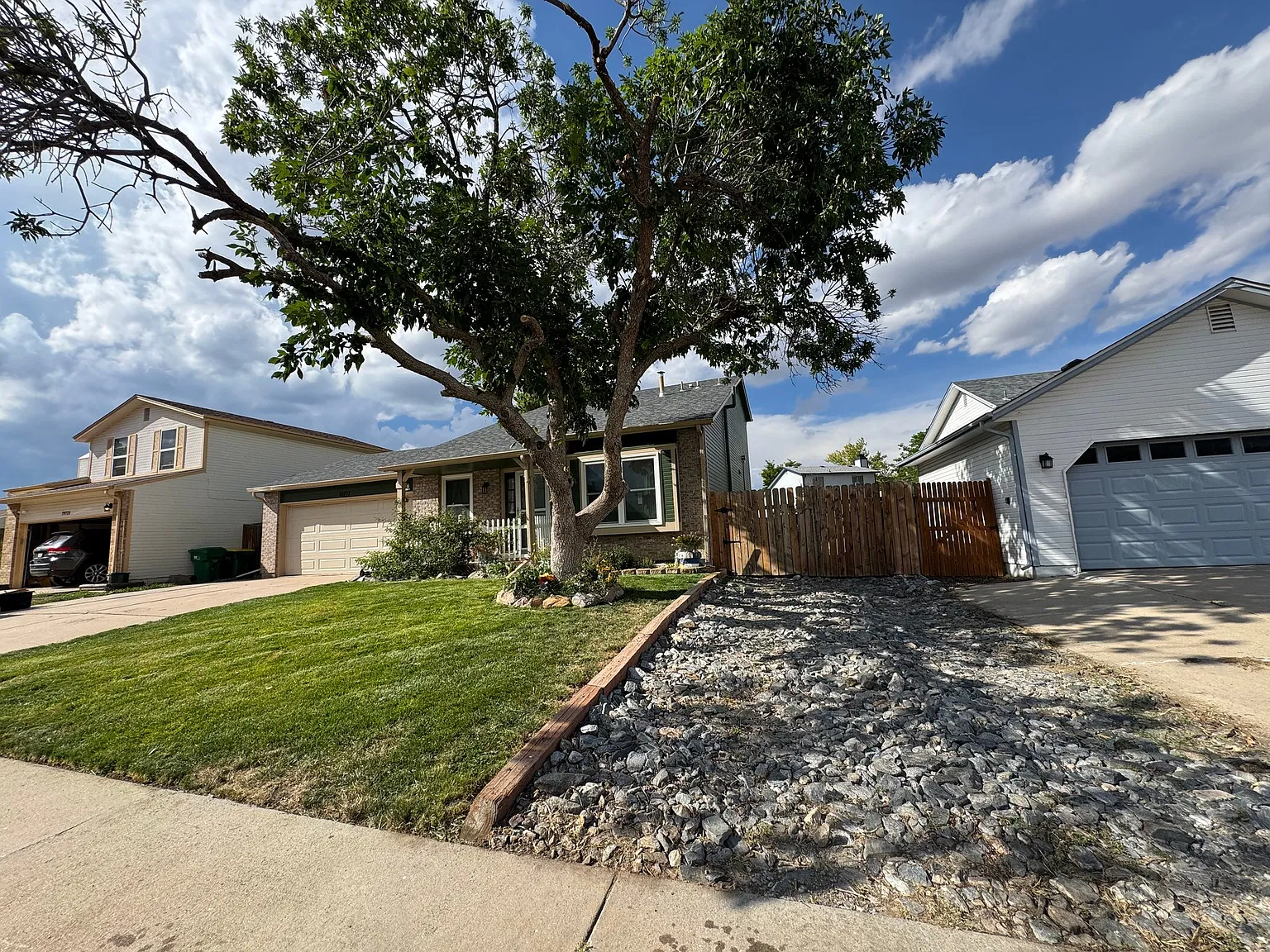 Beautifully updated home in Cherry Creek Schools! Conveniently located in town with vaulted ceiling! — Photo 2