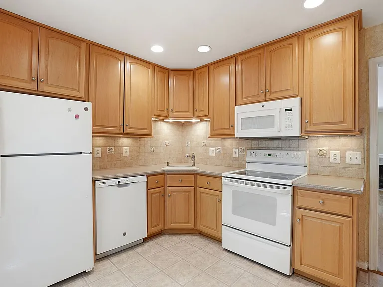 2391 Hunters Square Ct — Photo 7
